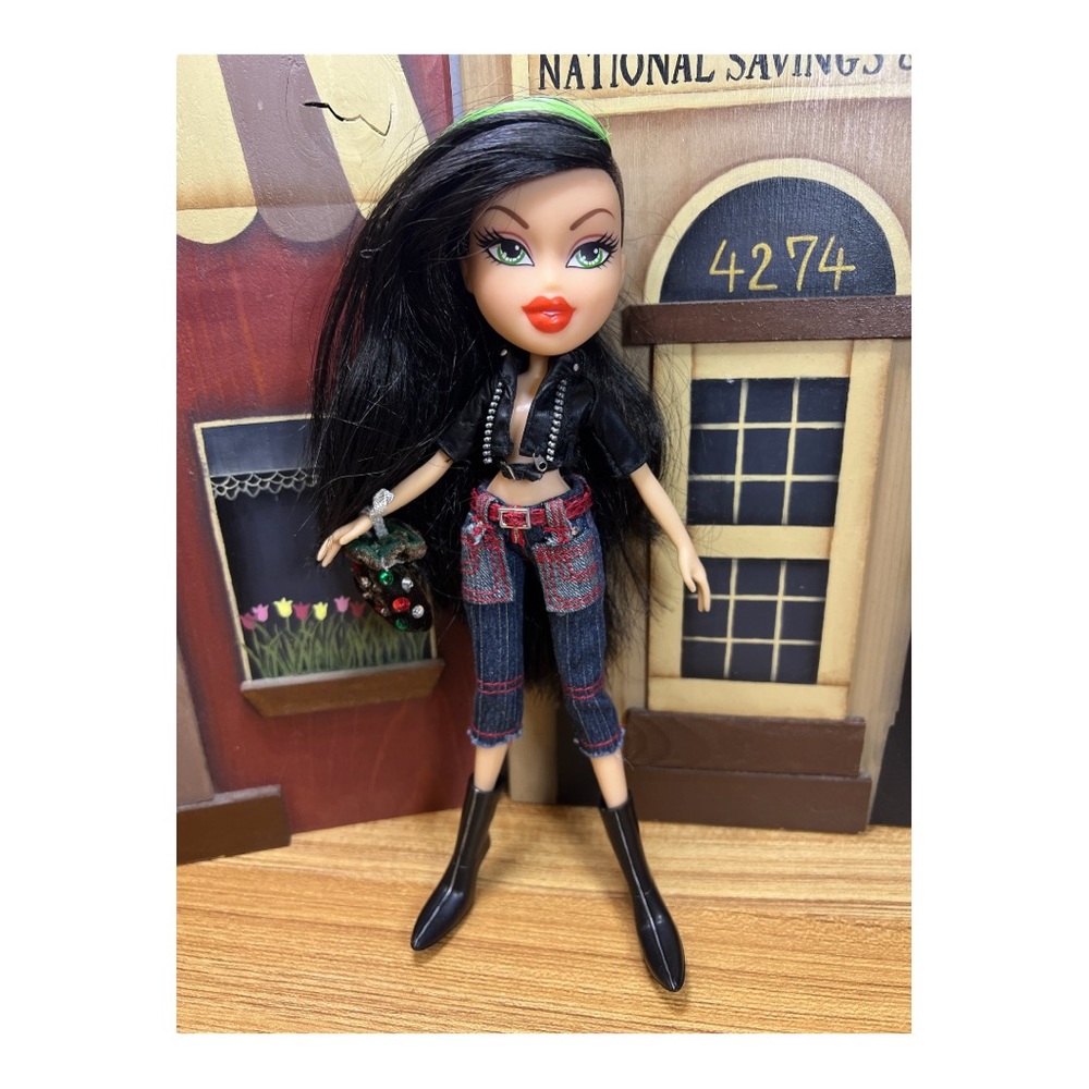 Bratz Jade Doll Green Eyes Long Black Side Shaved Hair Green Streaks  20…